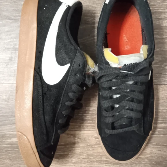 Nike Women Vintage Blazer Low In Black and White with Gum Sole. - Picture 2 of 3